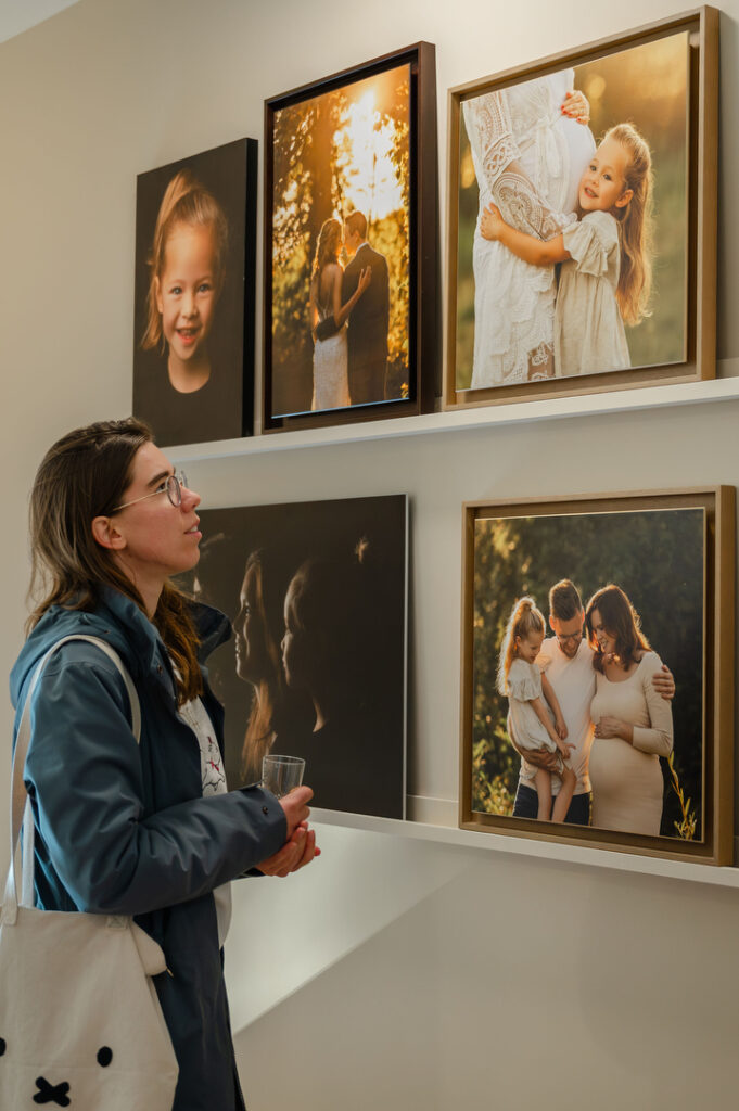 Kunstwerk aan de muur bezichtigen